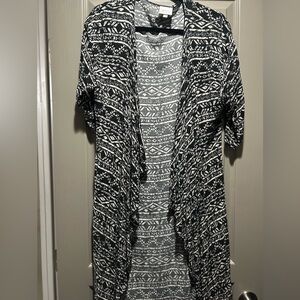 Lularoe Black and White Patterned Shirley kimono
